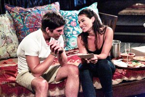 bachelor-in-paradise-ashley-i-is-using-v-card-to-win-jared-back